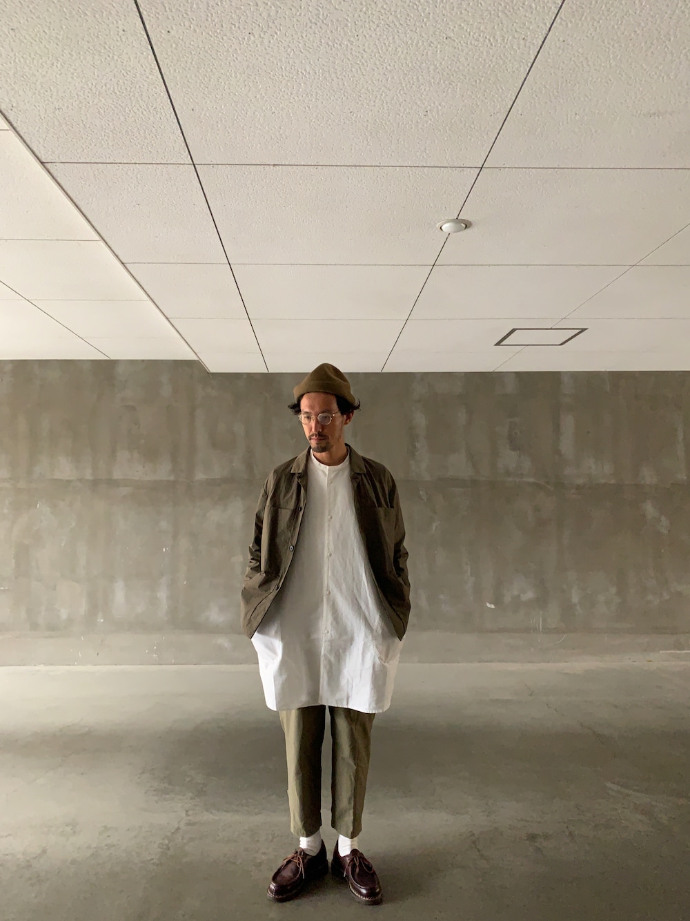 「秋のコーデ、ワントーンコーデ、メガネ男子、ヴィンテージ、ハット、白シャツ、ピクニック、カーキ、ブラウン、アースカラー、革靴」｜「mature ha.のアイテム（帽子、ブラウン系）」を使った、uさん（メンズ・168cm）の秋コーディネートの1枚目の写真