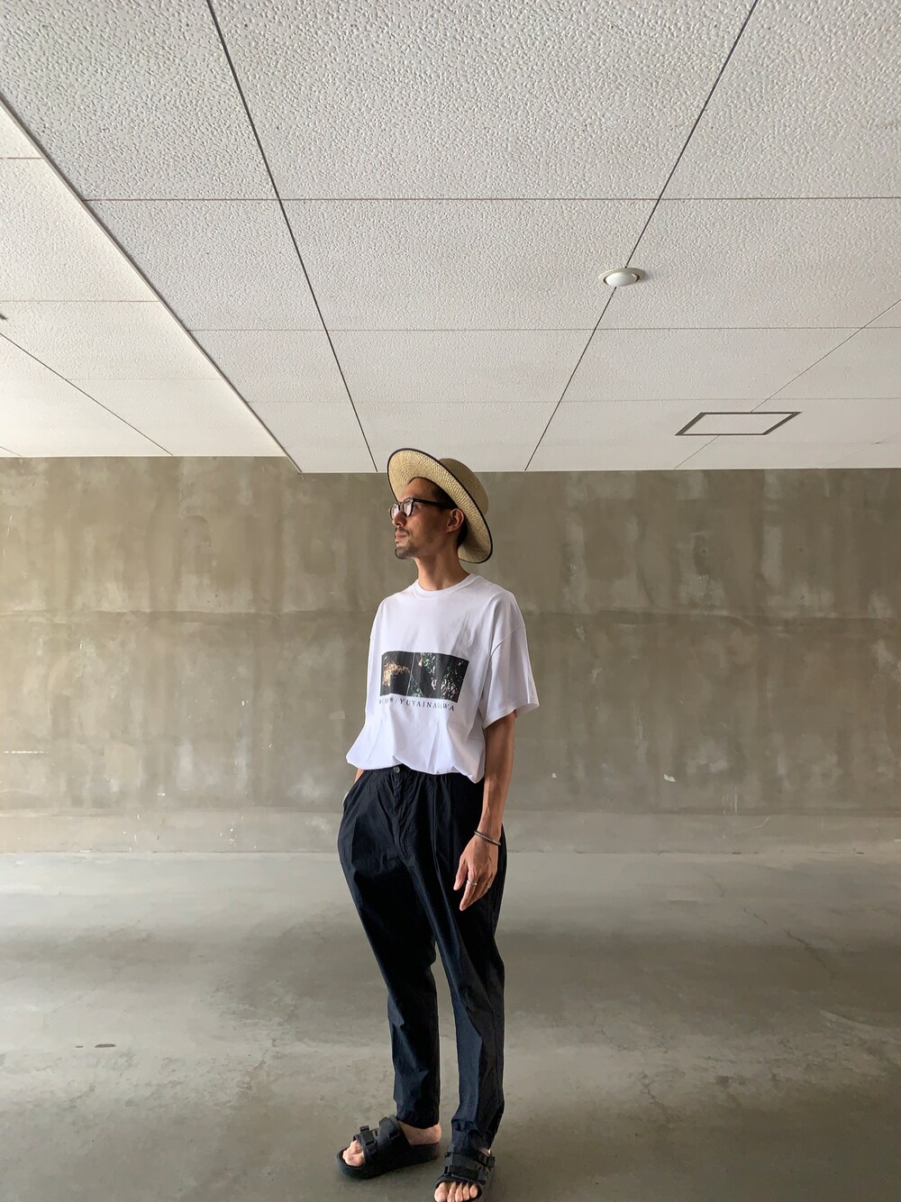 「休日スタイル、ビッグシルエット、モノトーンコーデ、古着MIX、むぎわら帽子、ツバ広ハット、厚底サンダル、お洒落さんとつながりたい」｜「OVERRIDEのOVERRIDE IGUSA OPTIMO（ハット、ベージュ系）」を使った、uさん（メンズ・168cm）の夏コーディネートの1枚目の写真