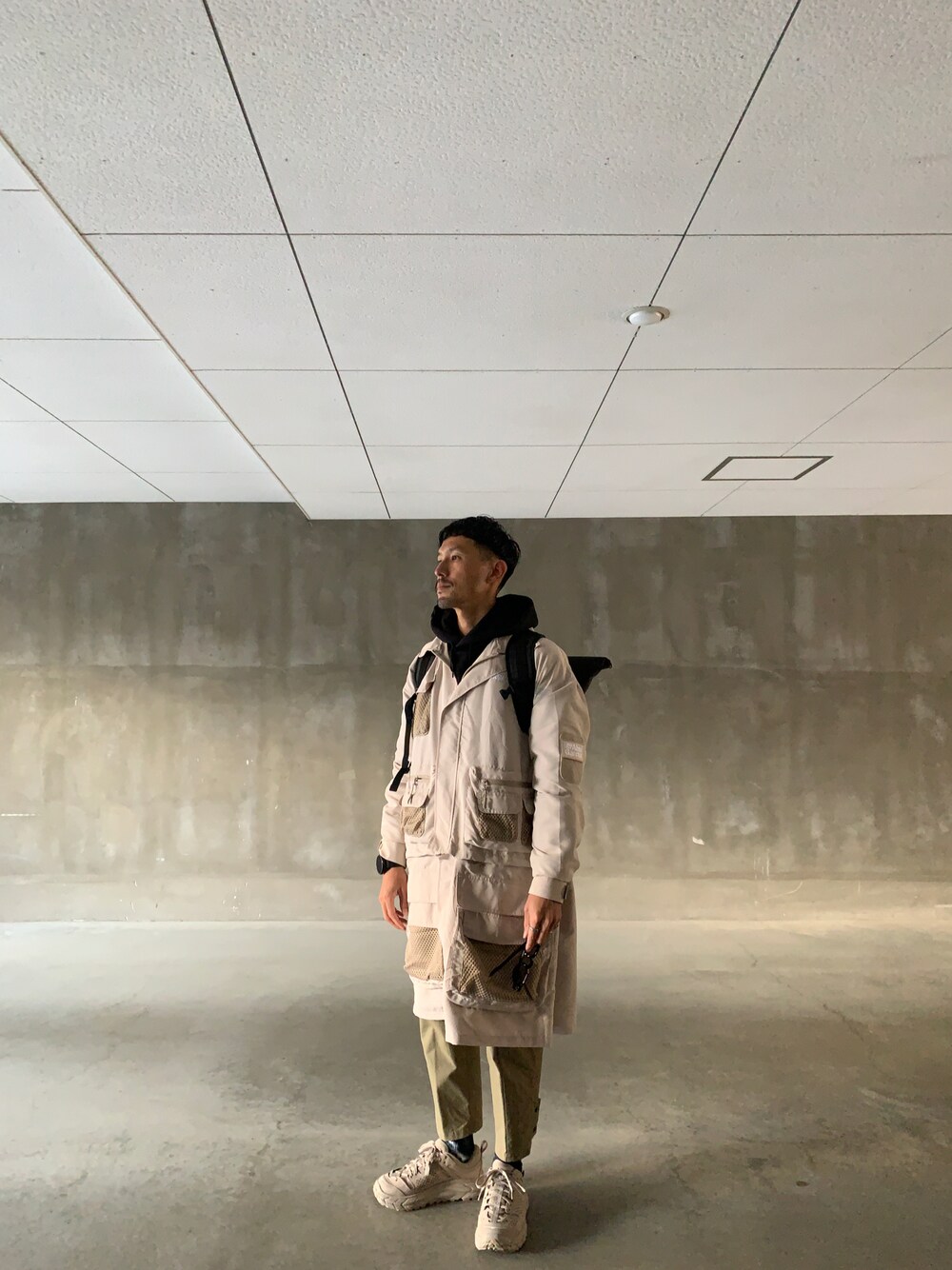 「冬コーデ、秋冬コーデ、休日スタイル、キャンプ、アウトドアスタイル、ベージュコーデ、カーキコーデ、ポケットいっぱい、厚底シューズ、リュック、UNIQLO、おしゃれさんと繋がりたい」｜「HOKAのHOKA ONE ONE/ホカ オネ オネ　TOR ULTRA LOW WP/トールウルトラローウォータープルーフ（スニーカー、ベージュ系）」を使った、uさん（メンズ・168cm）の冬コーディネートの1枚目の写真