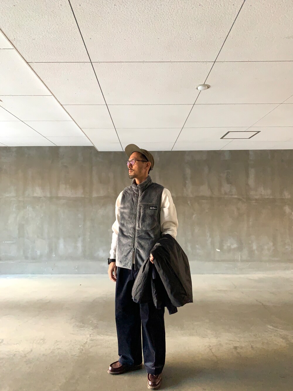 「シンプルコーデ、ビッグシルエット、レイヤードスタイル、アウトドアスタイル、ストリートMIX、メガネ男子、ジェットキャップ、フリースベスト、コーデュロイパンツ、革靴、ワイドパンツ、おしゃれさんと繋がりたい」｜「URBAN RESEARCHのUR TECH 10Wコーデュロイタックパンツ（その他パンツ、ブルー系）」を使った、uさん（メンズ・168cm）の冬コーディネートの1枚目の写真