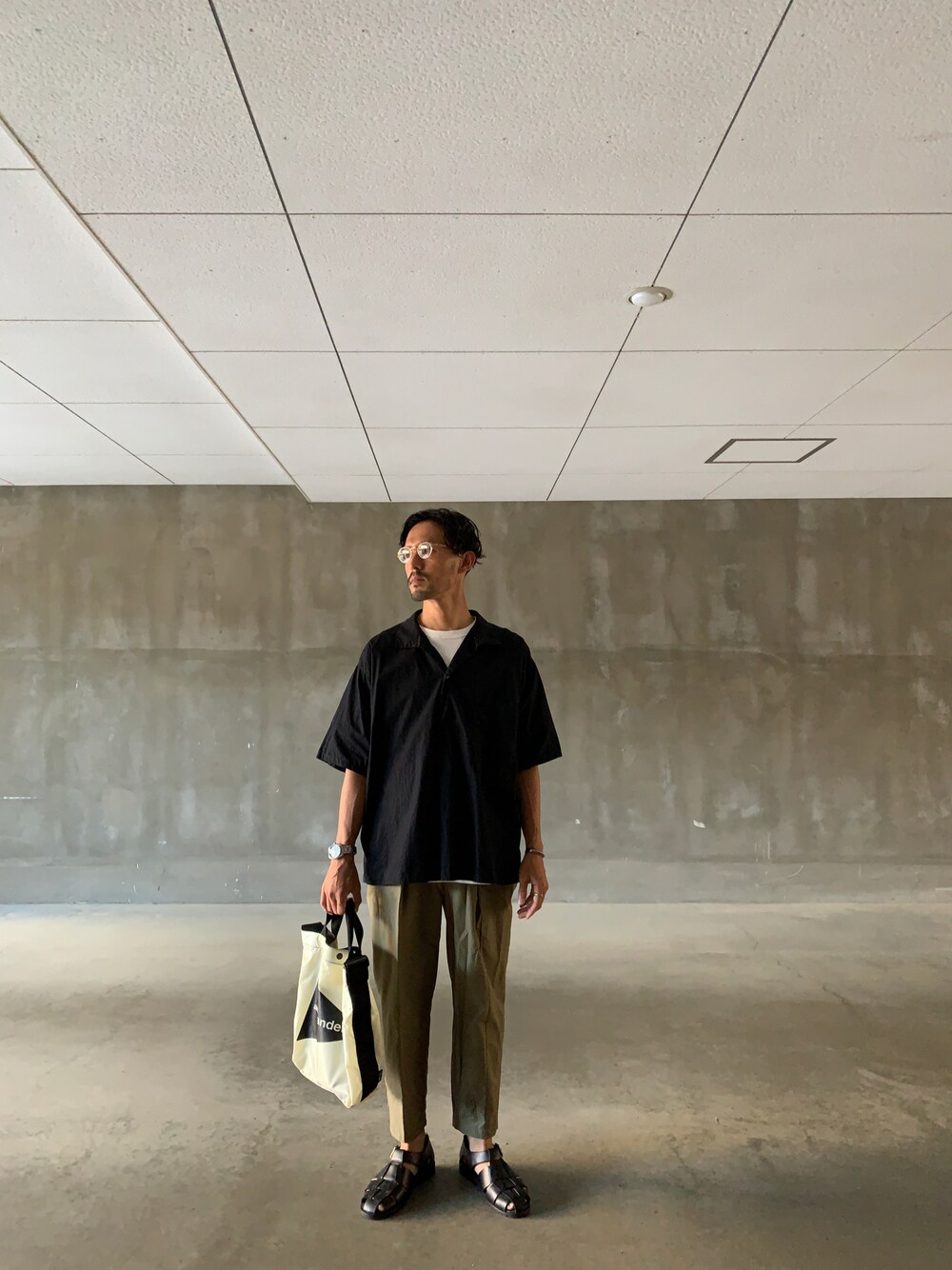 「ビッグシルエット、大人カジュアル、シンプル、休日スタイル、プチプラ、カーキ、黒、革靴、グルカサンダル、秋色」｜「THE COMMON TEMPOのアイテム（シャツ/ブラウス、ブラック系）」を使った、uさん（メンズ・168cm）の秋コーディネートの1枚目の写真