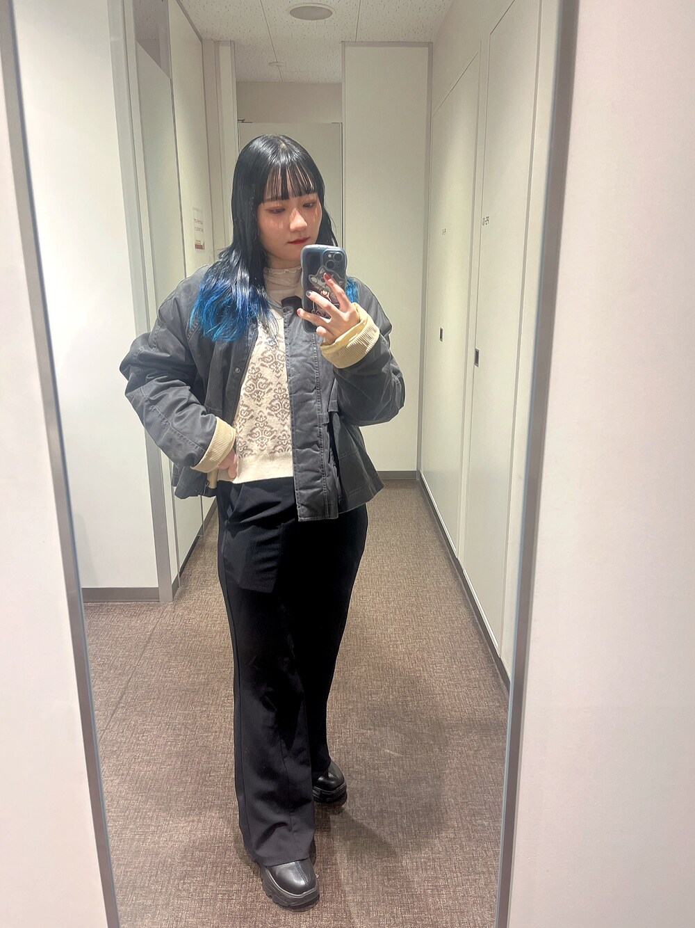 ホワイト系のTシャツ/カットソー、ホワイト系のベスト、グレー系のジャケット/アウターを着用したレディースの秋コーディネートの1枚目の写真