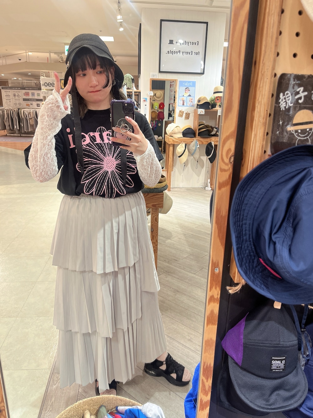 ブラック系のTシャツ/カットソー、ホワイト系のスカート、ホワイト系のカーディガン/ボレロを着用したレディースの夏コーディネートの1枚目の写真