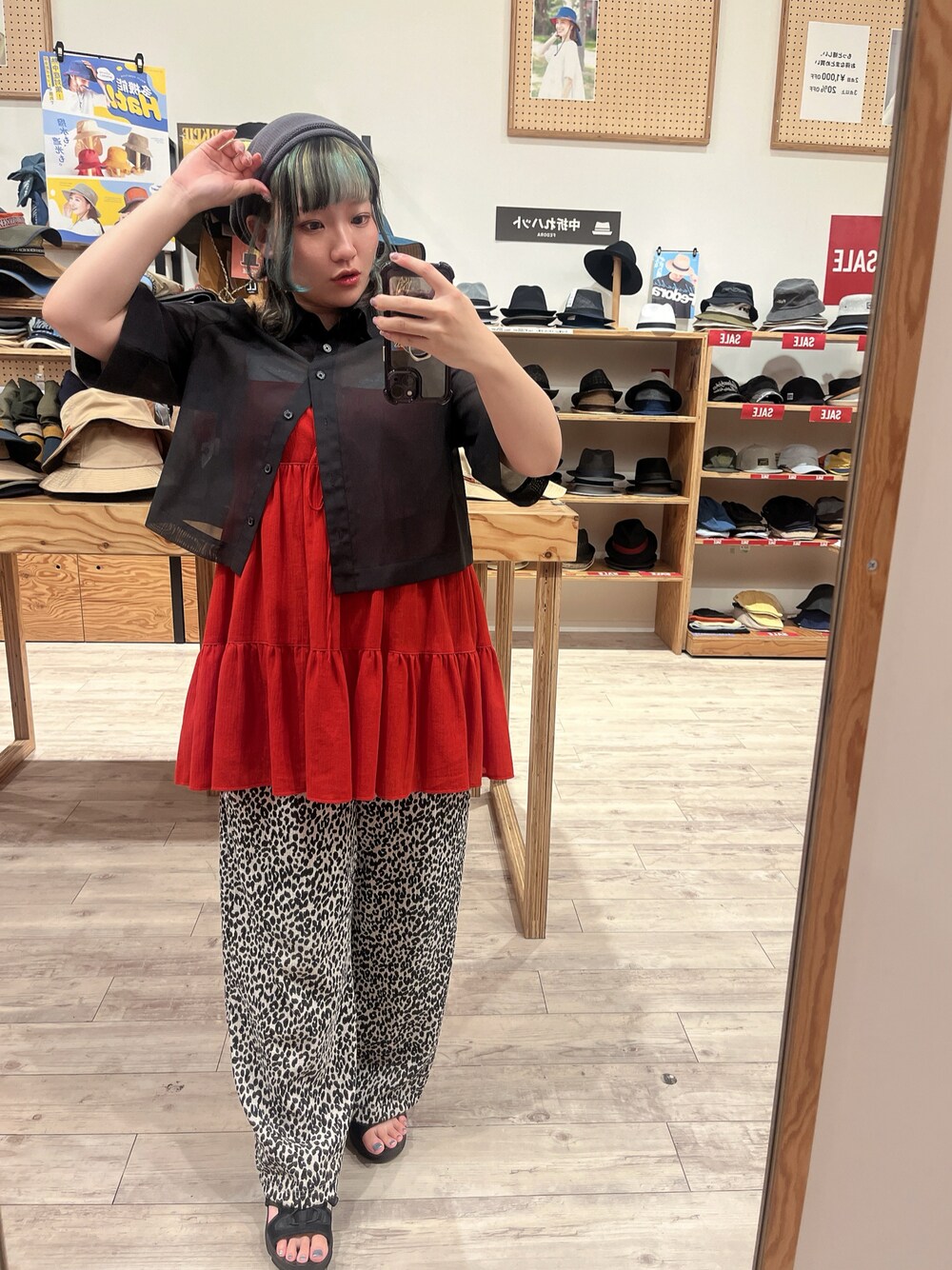 ブラック系のシャツ/ブラウス、レッド系のトップス、ホワイト系のその他パンツを着用したレディースの夏コーディネートの1枚目の写真