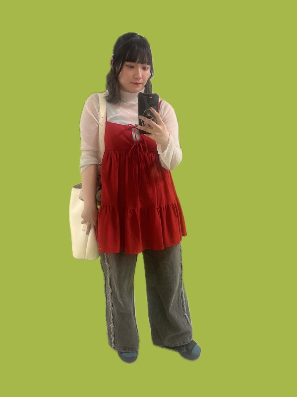 レッド系のトップス、グレー系のパンツ、ホワイト系のバッグを着用したレディースの春コーディネートの1枚目の写真