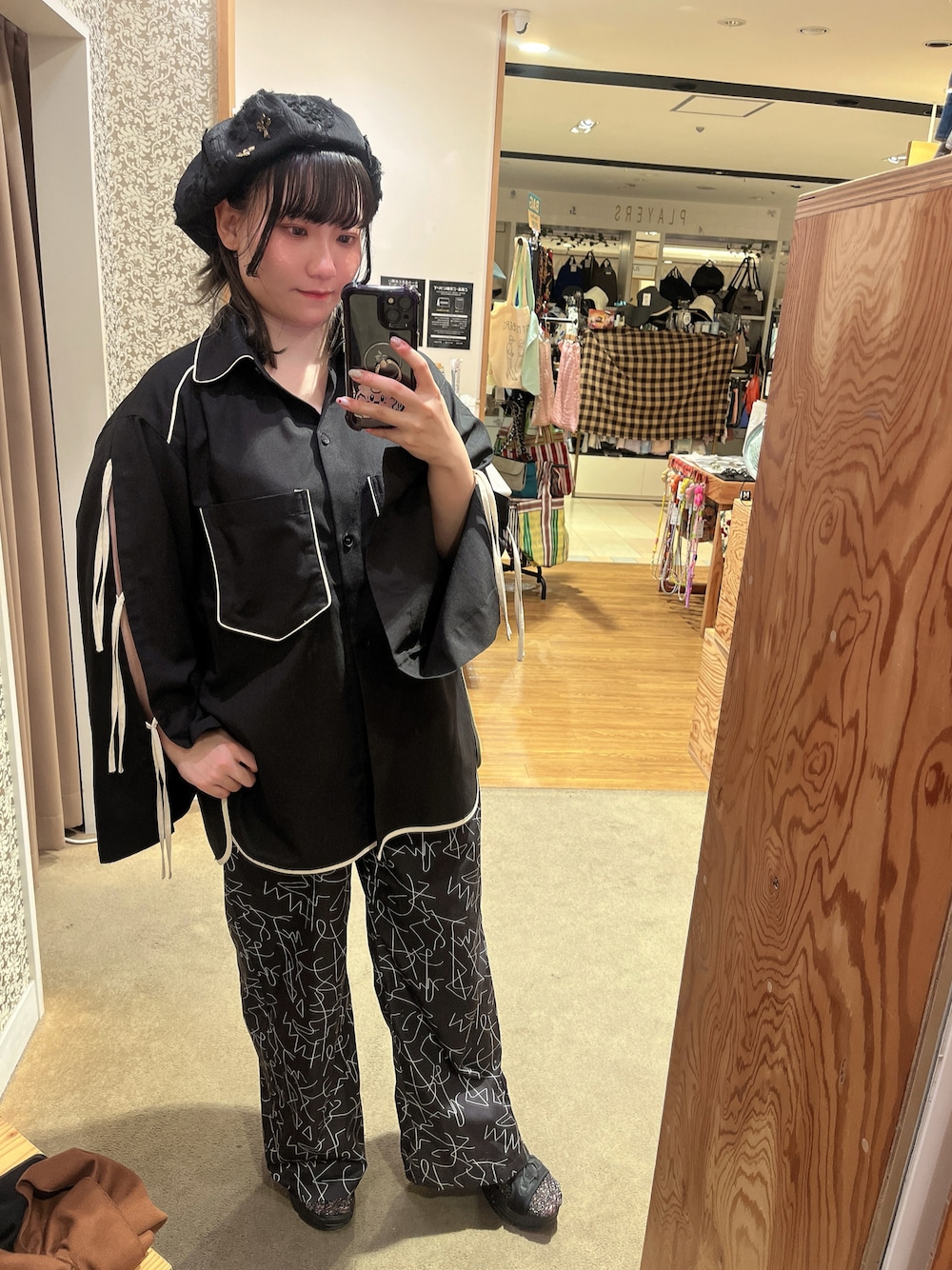 ブラック系のシャツ/ブラウス、ブラック系のその他パンツ、ブラック系のハンチング/ベレー帽を着用したレディースの夏コーディネートの1枚目の写真