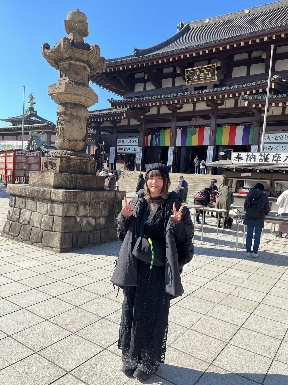 ブラック系のワンピース、ブラック系のその他パンツを着用したレディースの春コーディネートの1枚目の写真