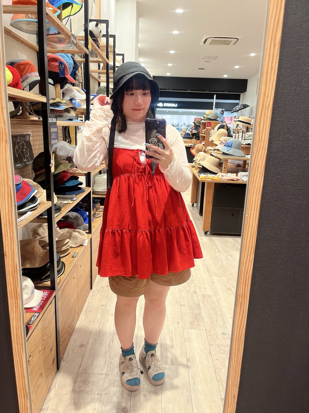 ホワイト系のTシャツ/カットソー、イエロー系のその他パンツ、レッド系のトップスを着用したレディースの夏コーディネートの1枚目の写真