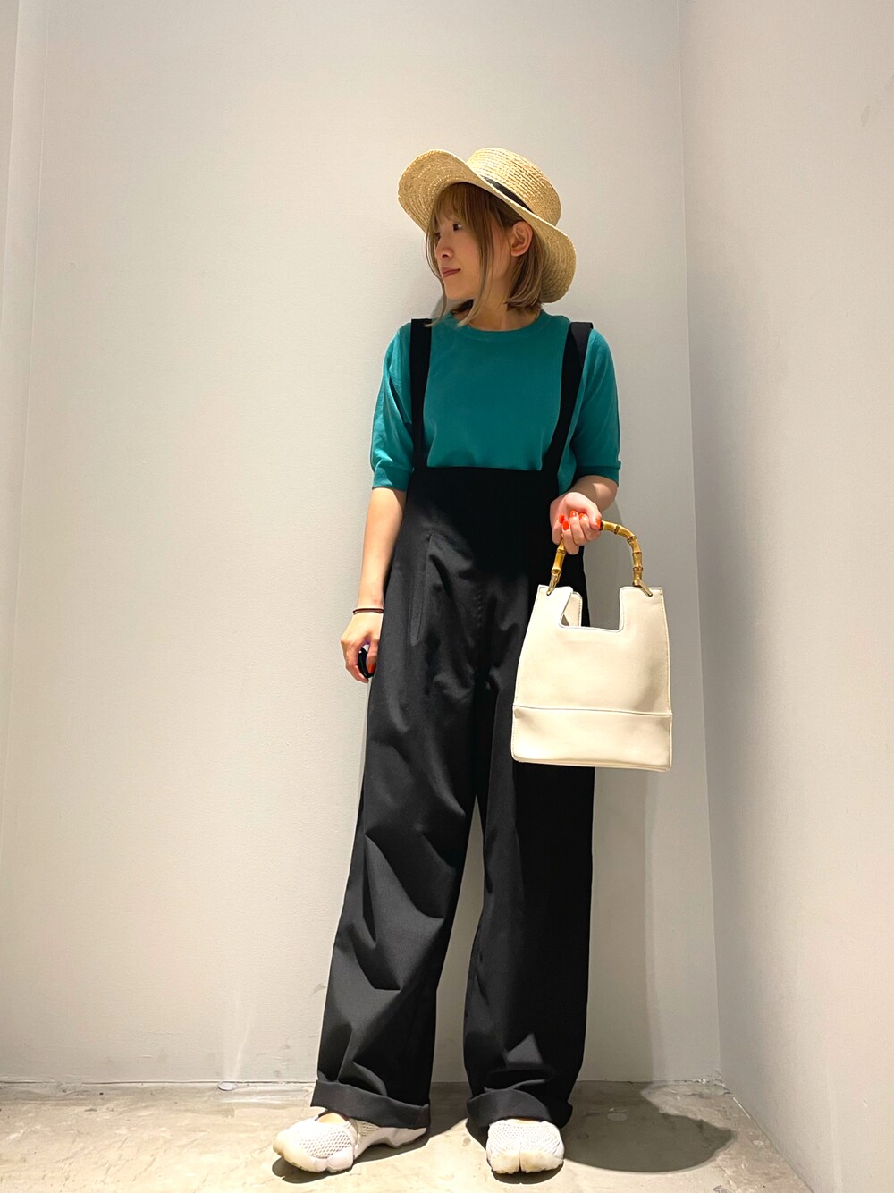 「初夏コーデ、カジュアル、低身長女子、大人カジュアル、カラーコーデ、サロペット、低身長、グリーン、カンカン帽」｜「AMERICAN HOLICのクルーネックニットプルオーバー（ニット/セーター、グリーン系）」を使った、suika☺︎さん（レディース・150cm）の春コーディネートの1枚目の写真