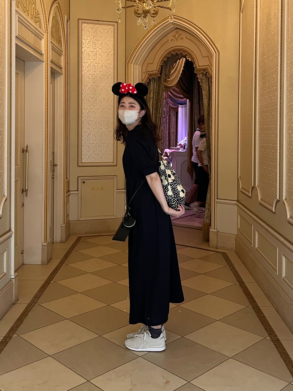 「このスタイルがお気に入り、ディズニーコーデ、アズールバイマウジー(AZUL by moussy)、オニツカタイガー、ワンピース、ワンピース×スニーカー、ブラックコーデ」｜「AZUL by moussyのWAIST TACK A-LINE CUT ONEPIECE/ウエストタックエーラインカットワンピース（ワンピース、ブラック系）」を使った、aiさん（レディース・168cm）の夏コーディネートの1枚目の写真