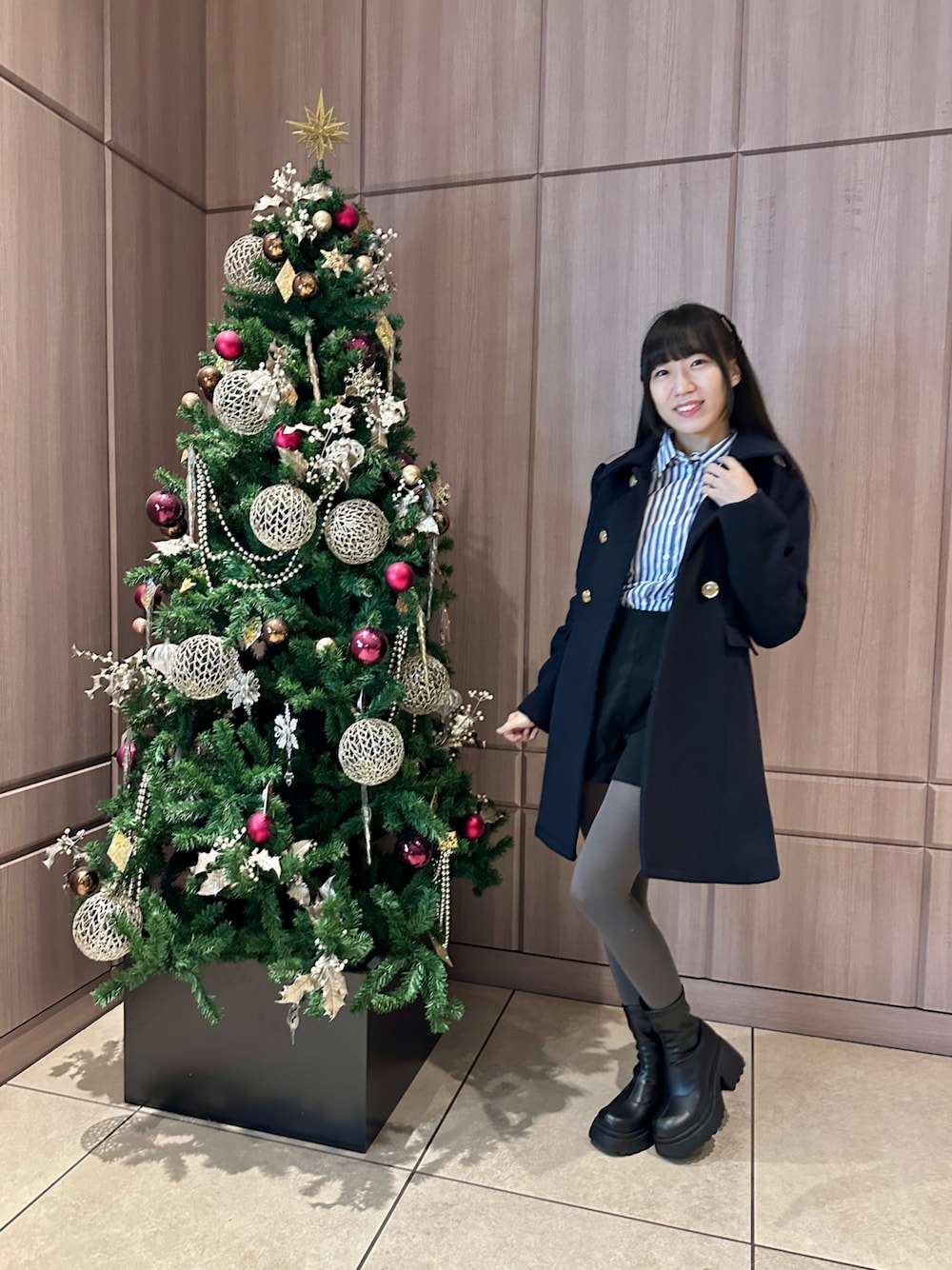 「休日スタイル、お出かけコーデ、クリスマス、ファッションを楽しもう」｜「REDYAZELの２ＷＡＹミドル丈コート（ステンカラーコート、ブルー系）」を使った、小鳥りここさん（レディース・159cm）の冬コーディネートの1枚目の写真