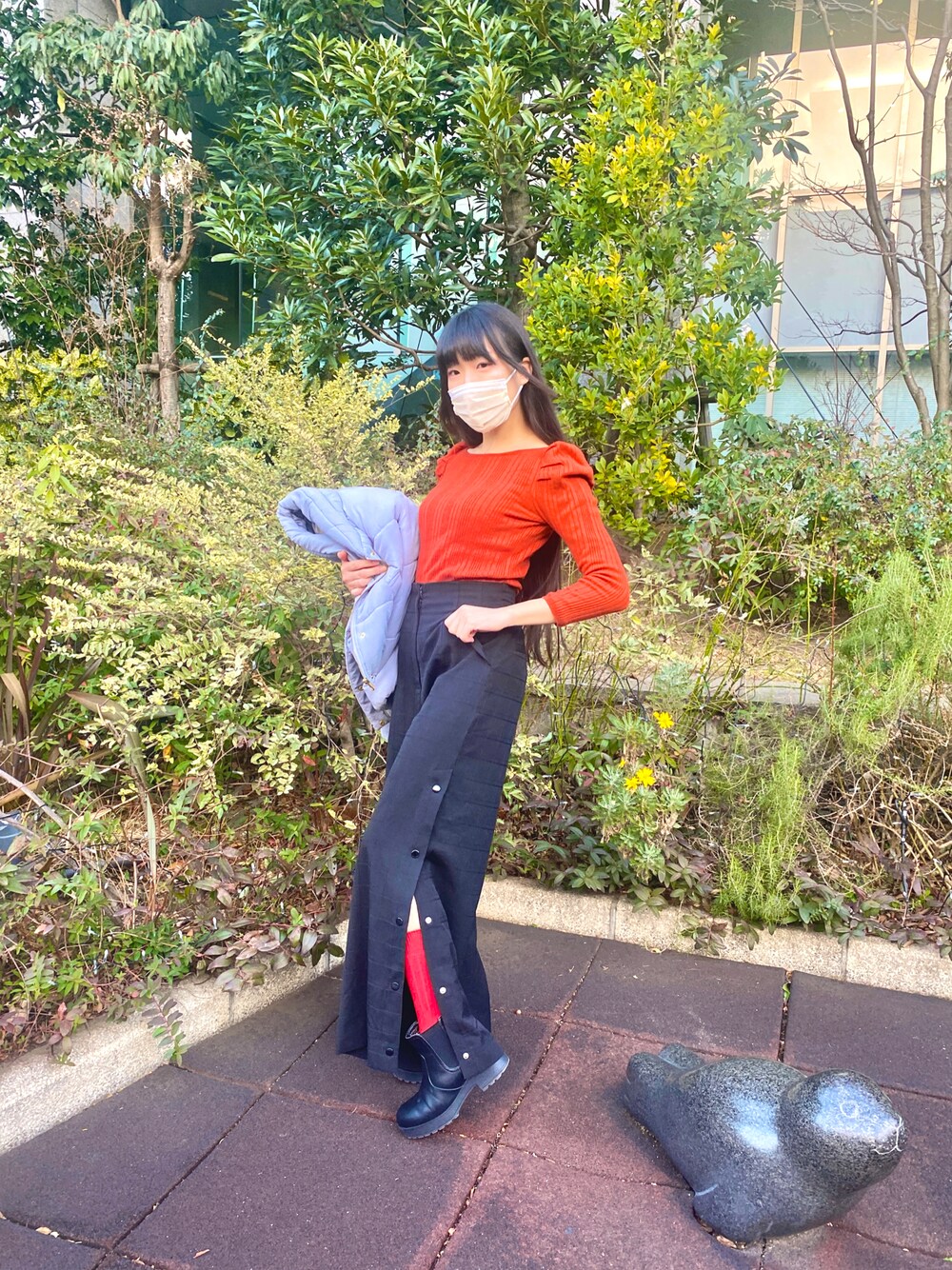 「休日スタイル、冬コーデ、RRR、レディアゼル、オトナカジュアル、murua、冬アウター」｜「REDYAZELのアイテム（Tシャツ/カットソー、オレンジ系）」を使った、小鳥りここさん（レディース・159cm）の冬コーディネートの1枚目の写真