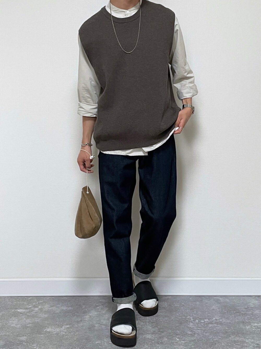 「ラブアンドピース2021、カジュアルコーデ、今日のコーデ、プチプラ、プチプラコーデ、ユニクロ、UNIQLO、ニットベスト、キレイめコーデ、WYM」｜「WYM LIDNMの【WYM LIDNM】BASIC AZE KNIT VEST（ベスト、ブラウン系）」を使った、たき さん（メンズ・170cm）の秋コーディネートの1枚目の写真