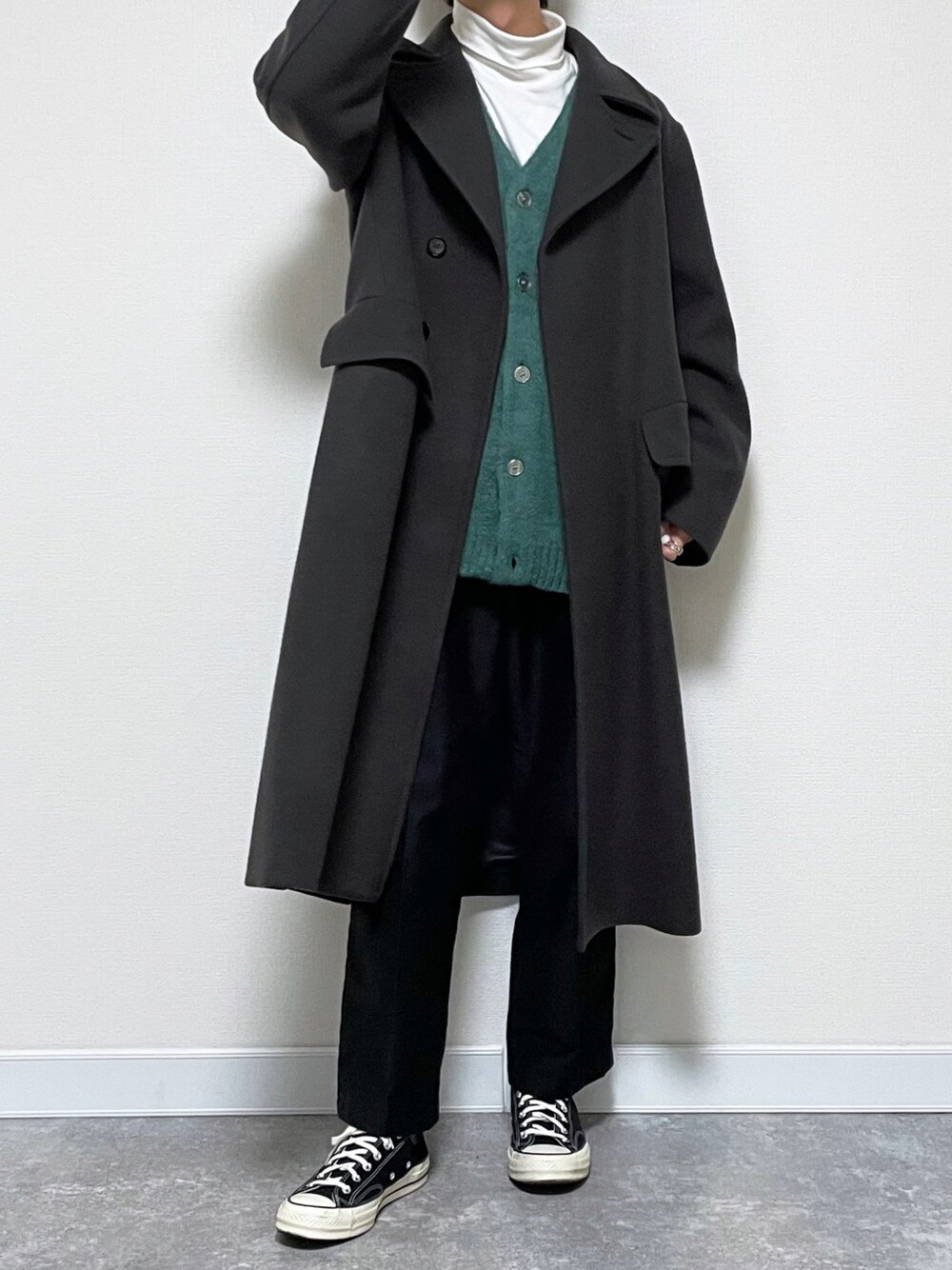 グレー系のチェスターコート、グリーン系のカーディガン/ボレロ、ホワイト系のTシャツ/カットソーを着用したメンズの冬コーディネートの1枚目の写真