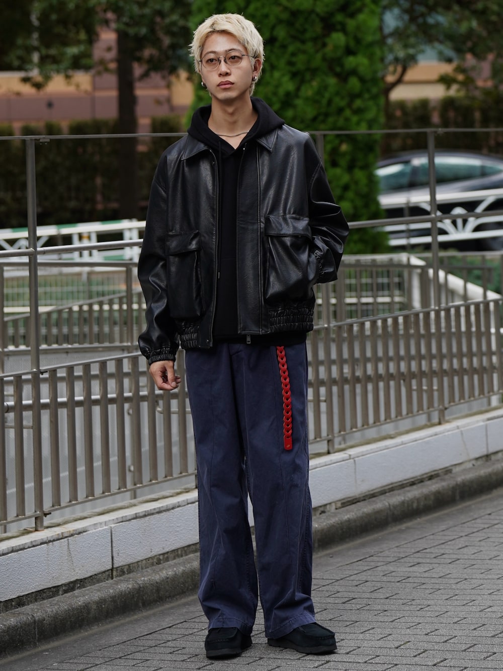 「最近のいい感じコーデ、プチプラ、プチプラコーデ、ブルゾン、秋アウター、パーカー、レザー、金髪、レザーベルト、スニーカー」｜「WYM LIDNMのARTIFICIAL GRAIN  SHORT BLOUSON（ブルゾン、ブラック系）」を使った、たき さん（メンズ・170cm）の秋コーディネートの1枚目の写真