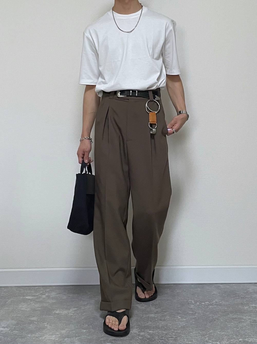「春夏コーデ、休日スタイル、タックイン、スラックス、oofos、Hender Scheme、カラビナ、トートバッグ、ビッグシルエット、白Tシャツ、プチプラ、きれいめカジュアル、夏、ファッションの力を信じよう」｜「soerteの2tuck wide straight trouser/２タックワイドストレートトラウザー（スラックス、ブラウン系）」を使った、たき さん（メンズ・170cm）の春コーディネートの1枚目の写真