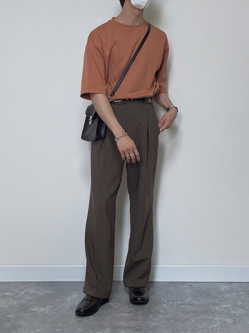 「ごきげんウィーク、シンプル、春夏コーデ、ユニクロ、UNIQLO、ローファー、スラックス、タックイン、ビッグシルエット、ショルダーバッグ、暖色、プチプラ、プチプラコーデ、Tシャツ」｜「UNIQLOのエアリズムコットンオーバーサイズTシャツ（5分袖）（Tシャツ/カットソー、オレンジ系）」を使った、たき さん（メンズ・170cm）の春コーディネートの1枚目の写真