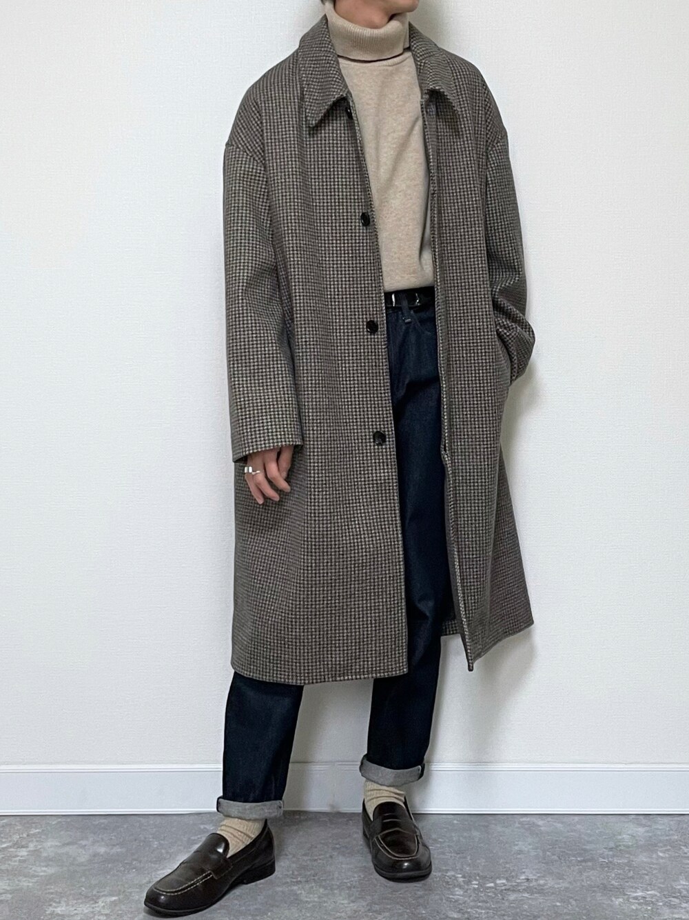 「シンプルコーデ、大人コーデ、コート、冬コーデ、ユニクロ、UNIQLO、プチプラ、プチプラコーデ、ビッグシルエット、ローファー、タックイン、デニム」｜「WYM LIDNMの【WYM LIDNM】MILANO RIB HEAVY WEIGHT TURTLE（ニット/セーター、ベージュ系）」を使った、たき さん（メンズ・170cm）の秋コーディネートの1枚目の写真