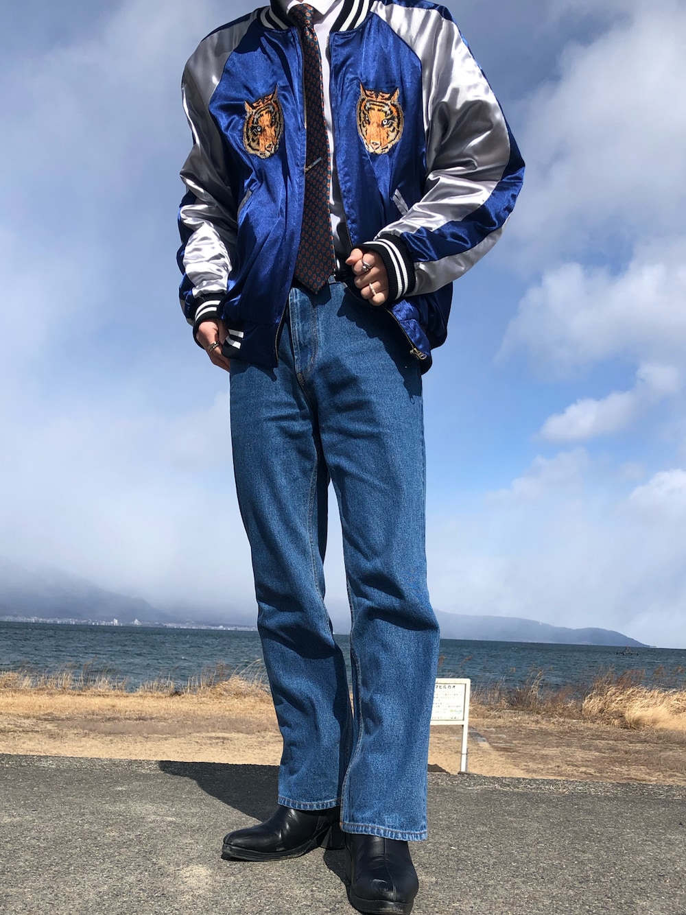 「休日コーデ、スカジャン、デニム、90'sスタイル、ネクタイ、古着、冬コーデ、シャツコーデ、perushu、HARE、NEEDLES、kutir、adidas、GU、UNIQLO」｜「kutirのトラ刺繍スカジャン（スカジャン、ブルー系）」を使った、ナマステ・パッパさん（メンズ・175cm）の冬コーディネートの1枚目の写真