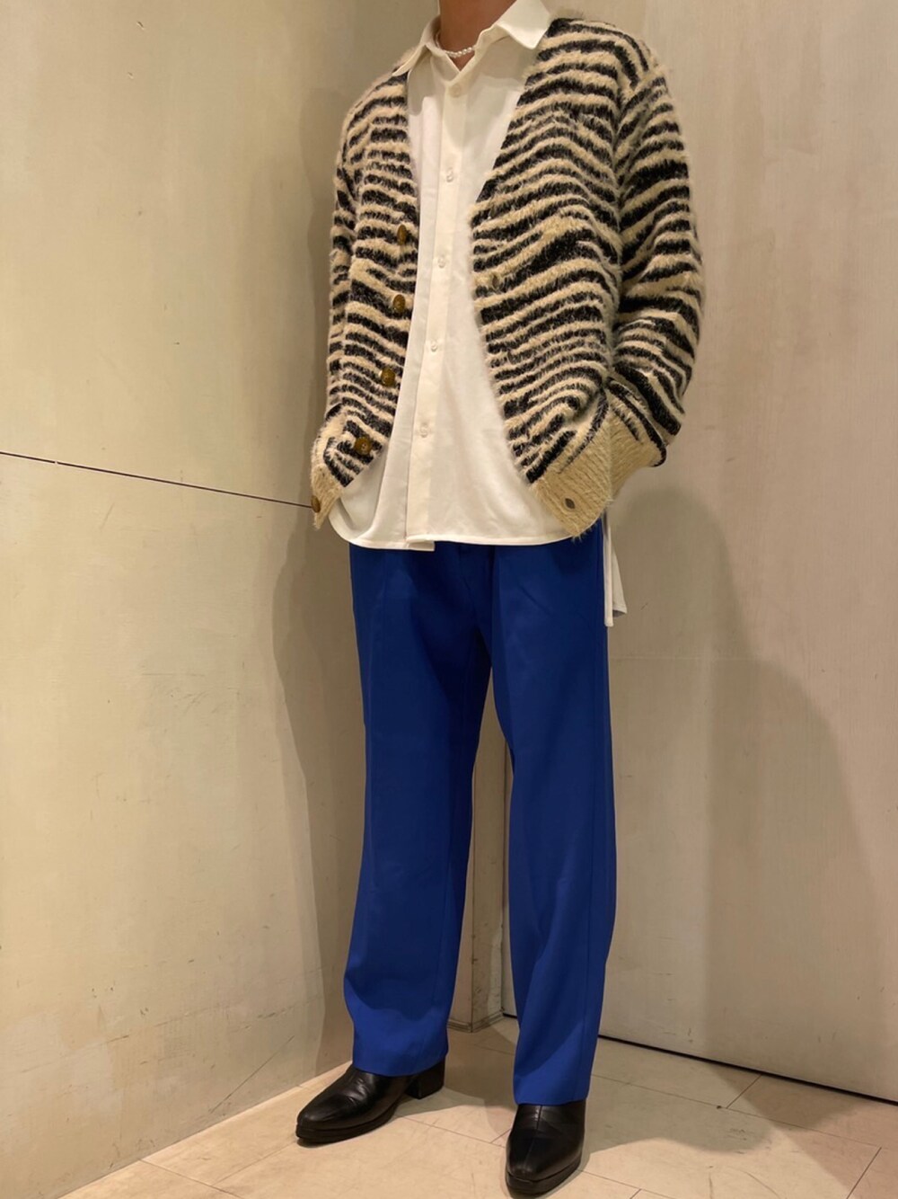 「カラーパンツ、秋のコーデ、大学生、パールネックレス、ootd、プチプラコーデ、シャギーニット、低身長コーデ、ゼブラ柄、ブルー x ホワイト、ドローコード、韓国ファッション、autumn、秋冬コーデ、おしゃれさんと繋がりたい」｜「CPCMのカラーイージーパンツ（スラックス、ブルー系）」を使った、ナマステ・パッパさん（メンズ・175cm）の秋コーディネートの1枚目の写真
