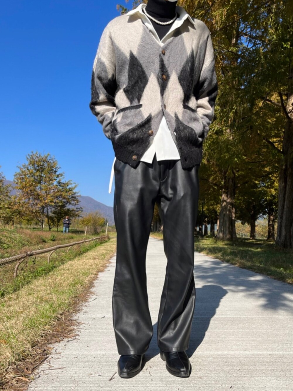 「未来のWEARISTAプロジェクト、大人カジュアル、シンプルスタイル、冬コーデ、低身長、プチプラ、革靴、UNIQLO、カーディガン、レイヤードスタイル、アーガイル柄、ドローコード、ワントーンコーデ、レザー、ゆるコーデ」｜「Adoon plainの【Adoon plain】エコレザーフレアパンツ (セットアップ着用可)（その他パンツ、ブラック系）」を使った、ナマステ・パッパさん（メンズ・175cm）の秋コーディネートの1枚目の写真