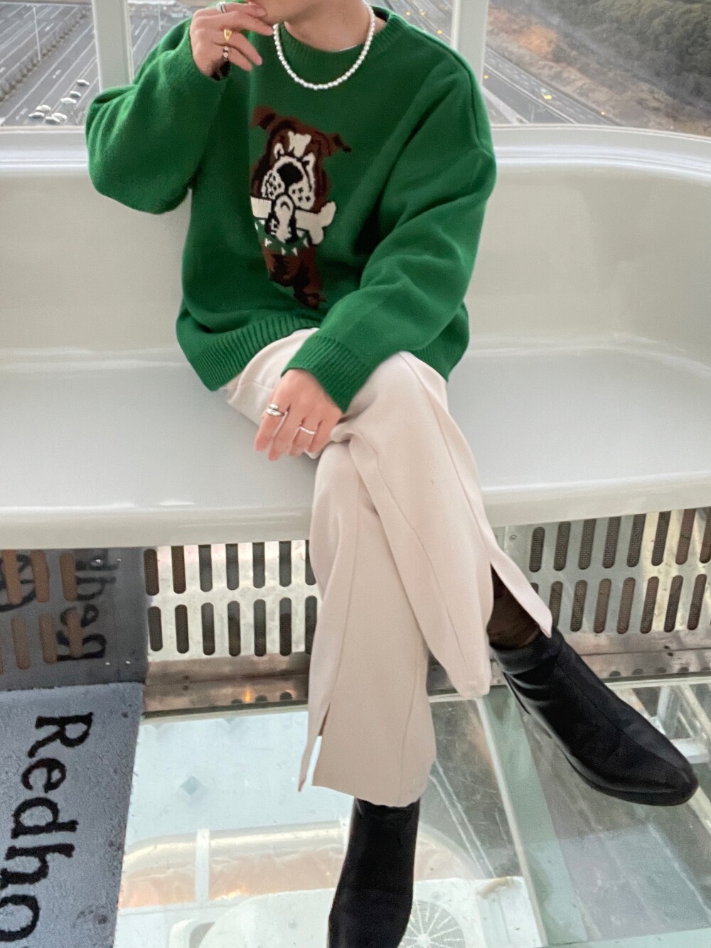 「チョコ色に染まれ、グリーン、犬、フレアパンツ、今日のコーデ、リラックススタイル、大学生、ドット、オーバーサイズ、perushu、WEGO、UNIQLO、GU、白パンツ」｜「kutirのブルドッククルーネックニット（ニット/セーター、グリーン系）」を使った、ナマステ・パッパさん（メンズ・175cm）の冬コーディネートの1枚目の写真