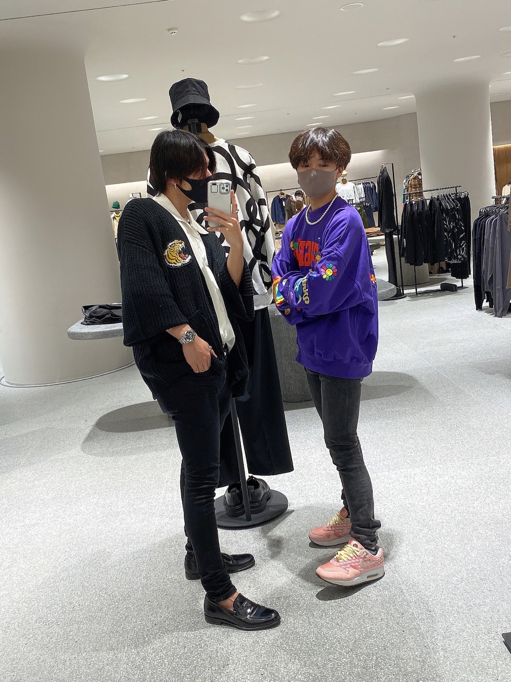 「カーディガン、スニーカー、ビッグシルエット、秋のコーデ、ブラックコーデ、ストリート、モノトーン、大人カジュアル、きれいめカジュアル、シンプルコーデ、ゆるコーデ、今日のコーデ、韓国ファッション、おしゃれさんと繋がりたい、いいね、save、フォローお願いします🤑」｜「ParagraphのParagraph/パラグラフ/ハッピーロゴプルオーバースウェット/Happy Logo Sweat/PARAGRAPH_NO.43（スウェット、パープル系）」を使った、MASAYA    さん（メンズ・177cm）の秋コーディネートの1枚目の写真