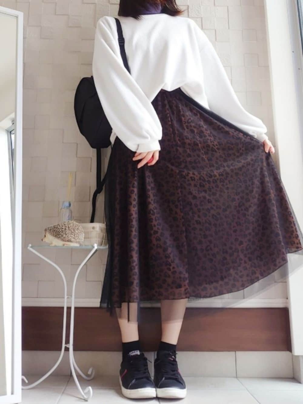 「無印良品、リュック、もこもこ、レオパード、チュールスカート、ミディ丈スカート、タートルネック、UNIQLO、コットンフライスタートルネックT、スニーカー」｜「jouetieのチュールスカート（スカート、ブラウン系）」を使った、AiRiさん（レディース・164cm）の春コーディネートの1枚目の写真