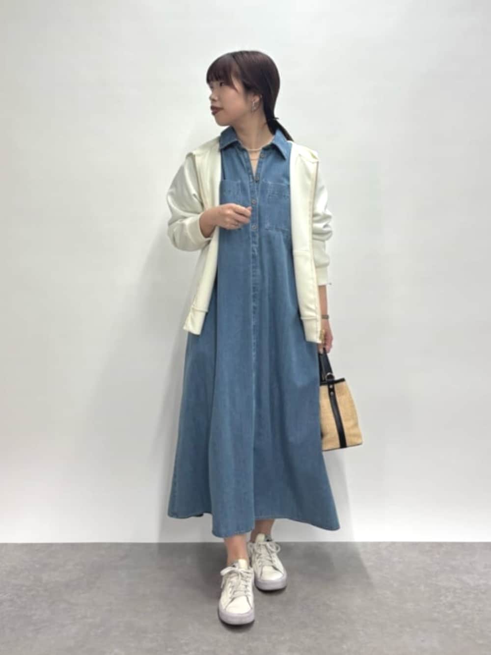 「春コーデ、春めき満開コーデ、春服コーデ、大人コーデ、大人可愛い、カジュアルコーデ、春、デニムコーデ、お花見コーデ、春服、デニム、ワンピーススタイル、スニーカーコーデ、パーカー、きれいめカジュアル」｜「un dix corsの《新色追加》ダンボールコンパクトパーカー（パーカー、ホワイト系）」を使った、undixcors_officialさん（骨格ナチュラル・レディース・157cm）の春コーディネートの1枚目の写真