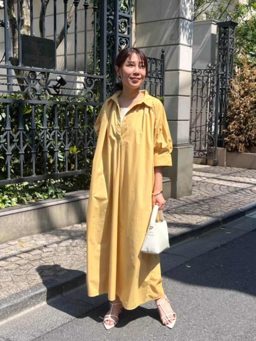 「大人カジュアル、最近のいい感じコーデ、ショルダーバッグ、春夏コーデ、シンプルコーデ、ワンピース、きれいめカジュアル、おでかけコーデ、オトナ女子、初夏コーデ、夏コーデ、休日スタイル、おしゃれさんと繋がりたい、大人ファッション、ワンピースコーデ」｜「un dix corsのビンテージライクワンショルダーバッグ（ショルダーバッグ、ホワイト系）」を使った、undixcors_officialさん（骨格ウェーブ・レディース・162cm）の春コーディネートの1枚目の写真