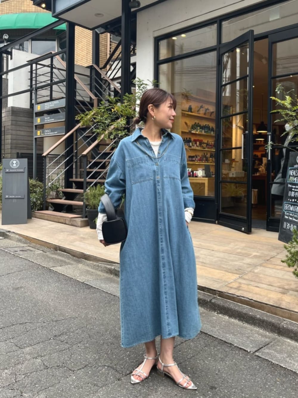 「シンプルスタイル、キレイめコーデ、お出かけコーデ、春先取り、オトナカワイイ、大人カジュアルコーデ、カラーコーデ、レイヤード、春服コーデ、大人女子、大人可愛い、大人コーデ、大人かわいい、きれいめコーデ、デニム」｜「un dix corsのデニムシャツワンピース（シャツワンピース、ブルー系）」を使った、undixcors_officialさん（骨格ウェーブ・レディース・162cm）の春コーディネートの1枚目の写真