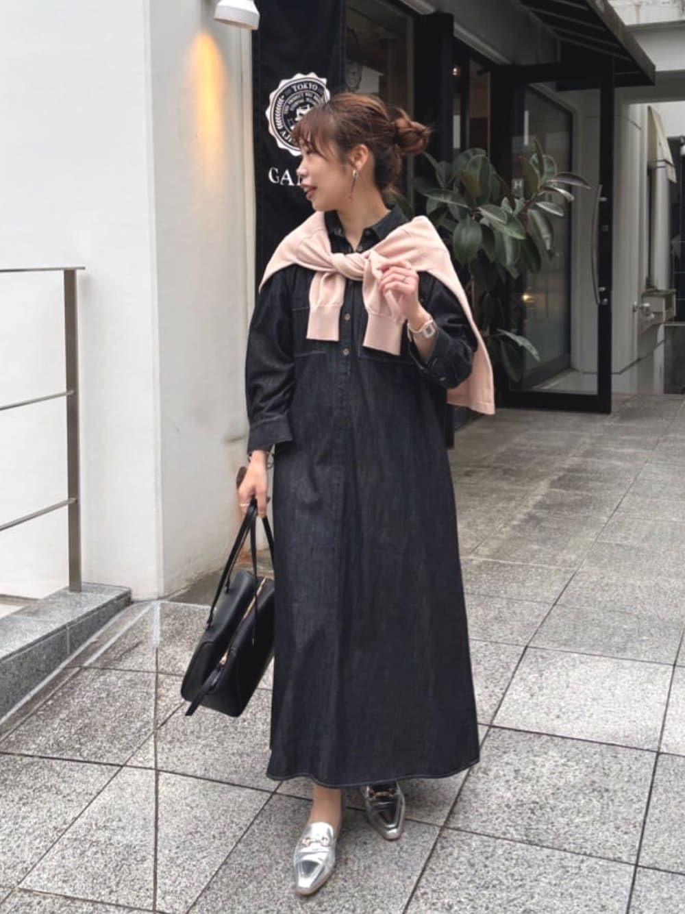 「春色、お出かけコーデ、春服コーデ、大人女子、キレイめコーデ、オトナ女子、大人かわいい、カラーコーデ、きれいめコーデ、キレイめ、ワンピースコーデ、デニム、オトナカジュアル、オトナカワイイ」｜「un dix corsのデニムシャツワンピース（シャツワンピース、ブラック系）」を使った、undixcors_officialさん（骨格ナチュラル・レディース・157cm）の春コーディネートの1枚目の写真