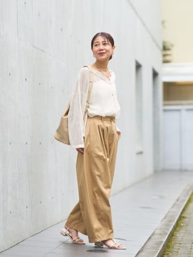 「アイテム（チノパンツ、イエロー系）」を使った、undixcors_officialさん（レディース・162cm）の春コーディネート