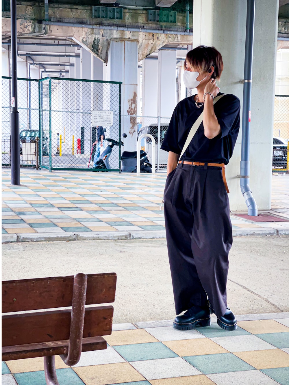 「シンプルコーデ、バギーパンツ、WYM、UNIQLOコーデ、ブラックコーデ、呪術廻戦」｜「UNIQLOのアイテム（Tシャツ/カットソー、ブラック系）」を使った、キョウヘイ・ザ・ワールドさん（メンズ・171cm）の秋コーディネートの1枚目の写真
