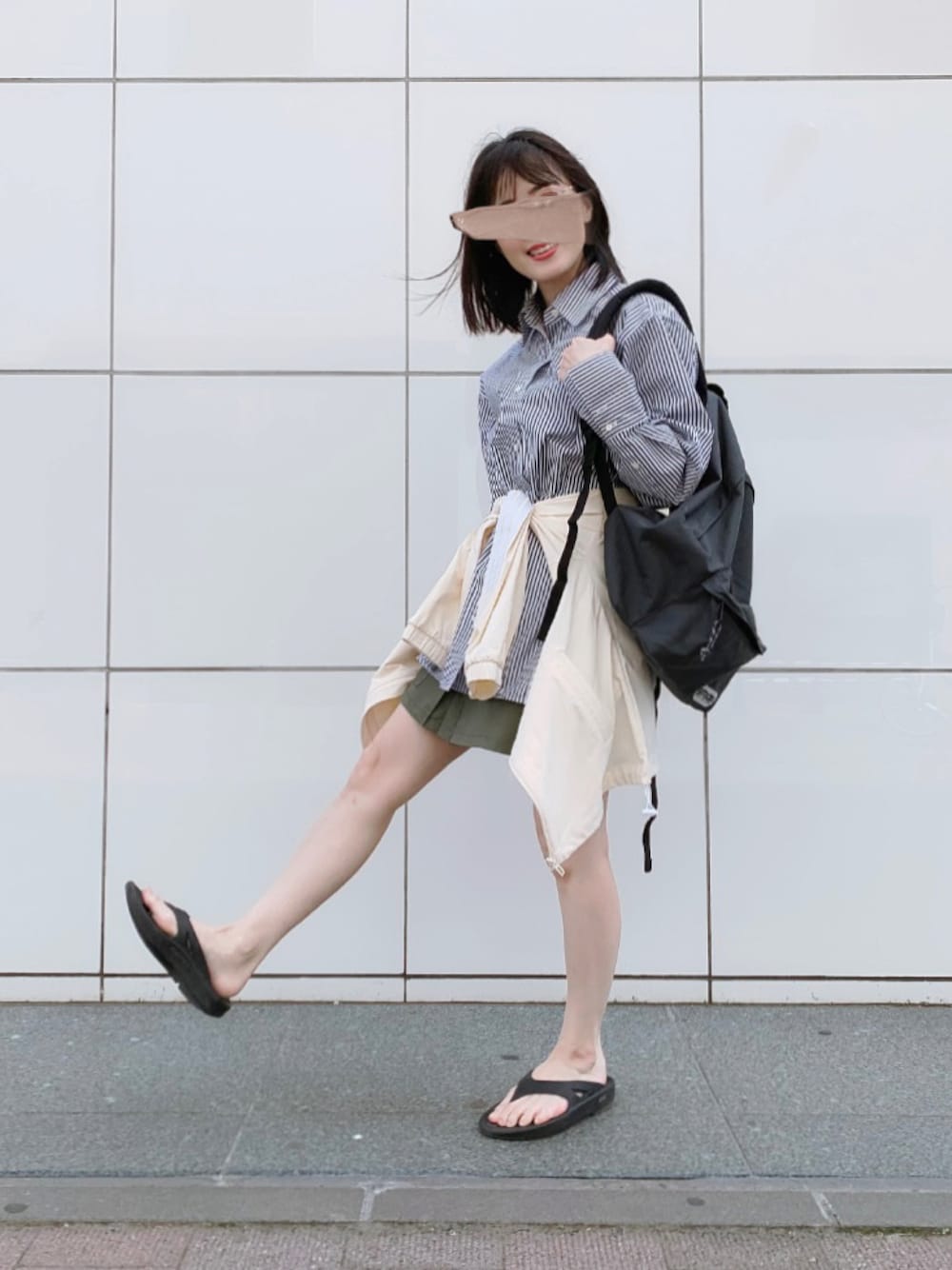 「シャツ好き集まれ、キレイめカジュアル、ストライプシャツ、パーカー、腰巻きスタイル、ミニスカート、ビーチサンダル、リュック、シャツスタイル、低身長女子」｜「adidasのルーズフィット デニムルッククロス ジャケット / アディダス adidas（マウンテンパーカー、ホワイト系）」を使った、ぱぴさん（レディース・152cm）の夏コーディネートの1枚目の写真