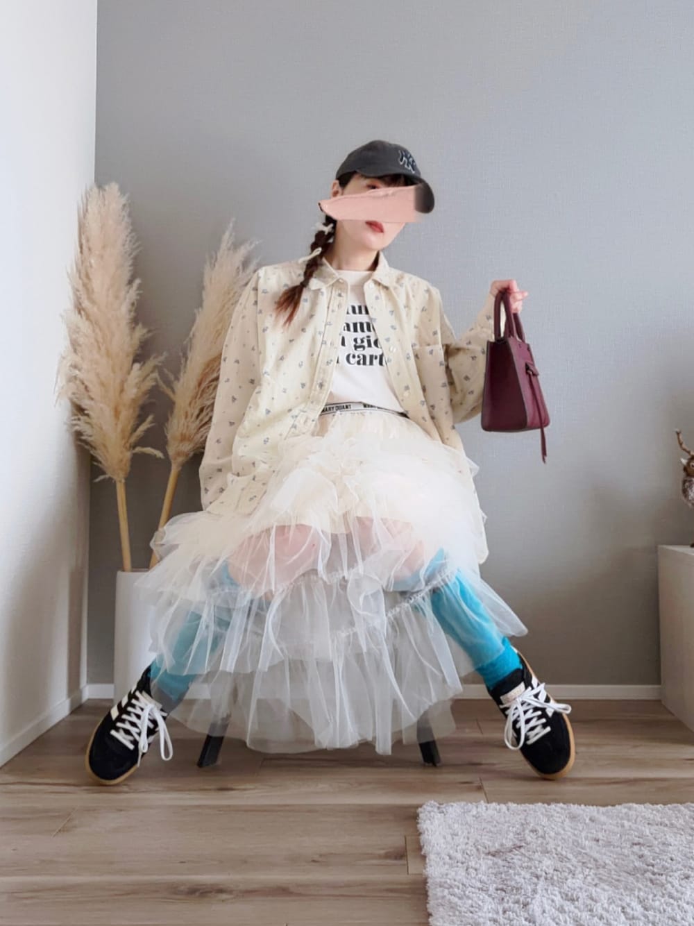 ホワイト系のTシャツ/カットソー、ベージュ系のシャツ/ブラウス、ホワイト系のスカートを着用したレディースの春コーディネートの1枚目の写真