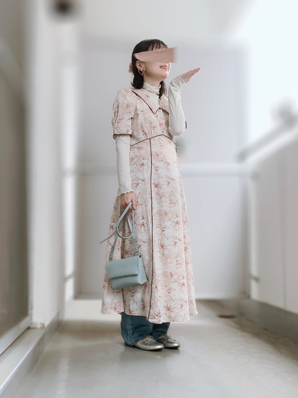 ぱぴさんの「コード切り替え襟付きラインフラワープリントワンピース（tocco closet）」を使ったコーディネートの1枚目の写真