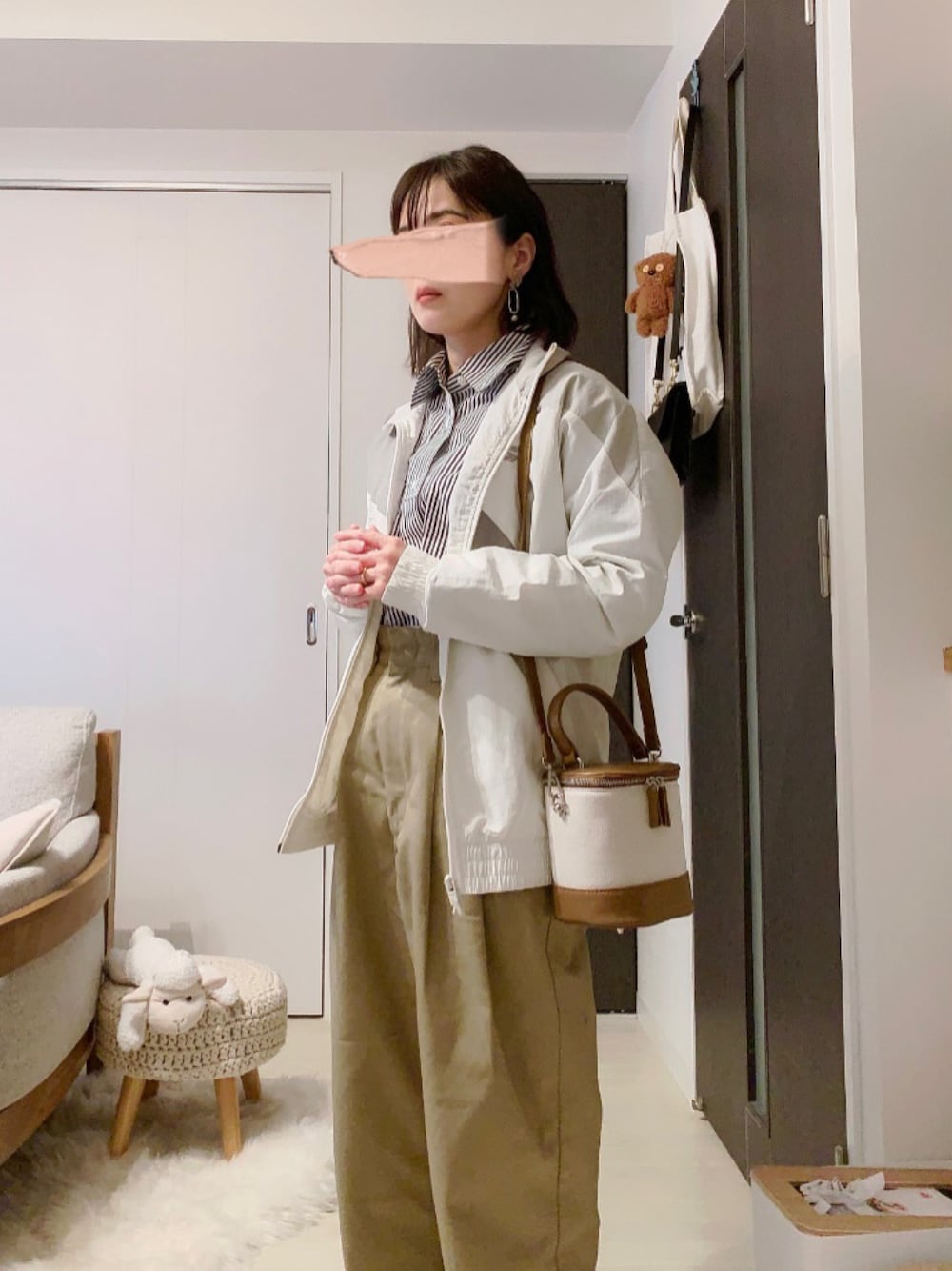 ホワイト系のジャケット/アウター、ベージュ系のその他パンツ、ブラウン系のショルダーバッグを着用したレディースの春コーディネートの1枚目の写真