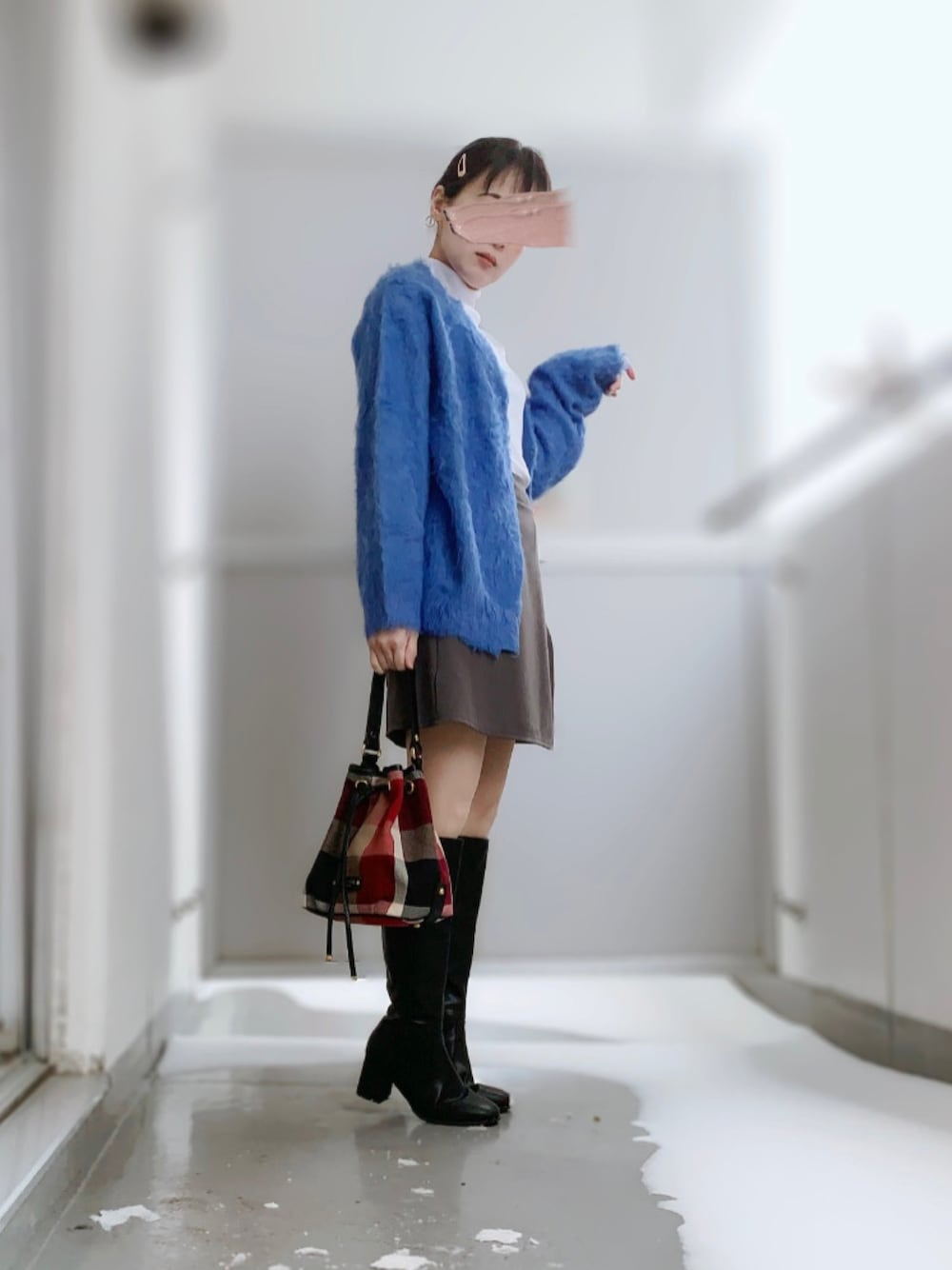 ブルー系のカーディガン/ボレロ、ホワイト系のTシャツ/カットソー、レッド系のショルダーバッグを着用したレディースの春コーディネートの1枚目の写真