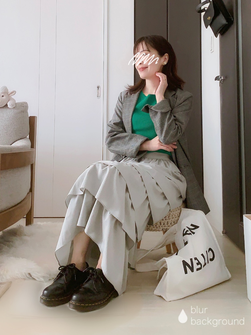 「秋ルック紹介するよ、秋服コーデ、テーラードジャケット、ティアードスカート、グレンチェック、カラーニット、大人コーデ、秋、オトナカジュアル、トートバッグ」｜「REDYAZELのフリルティアードスカート（スカート、グレー系）」を使った、ぱぴさん（レディース・152cm）の秋コーディネートの1枚目の写真
