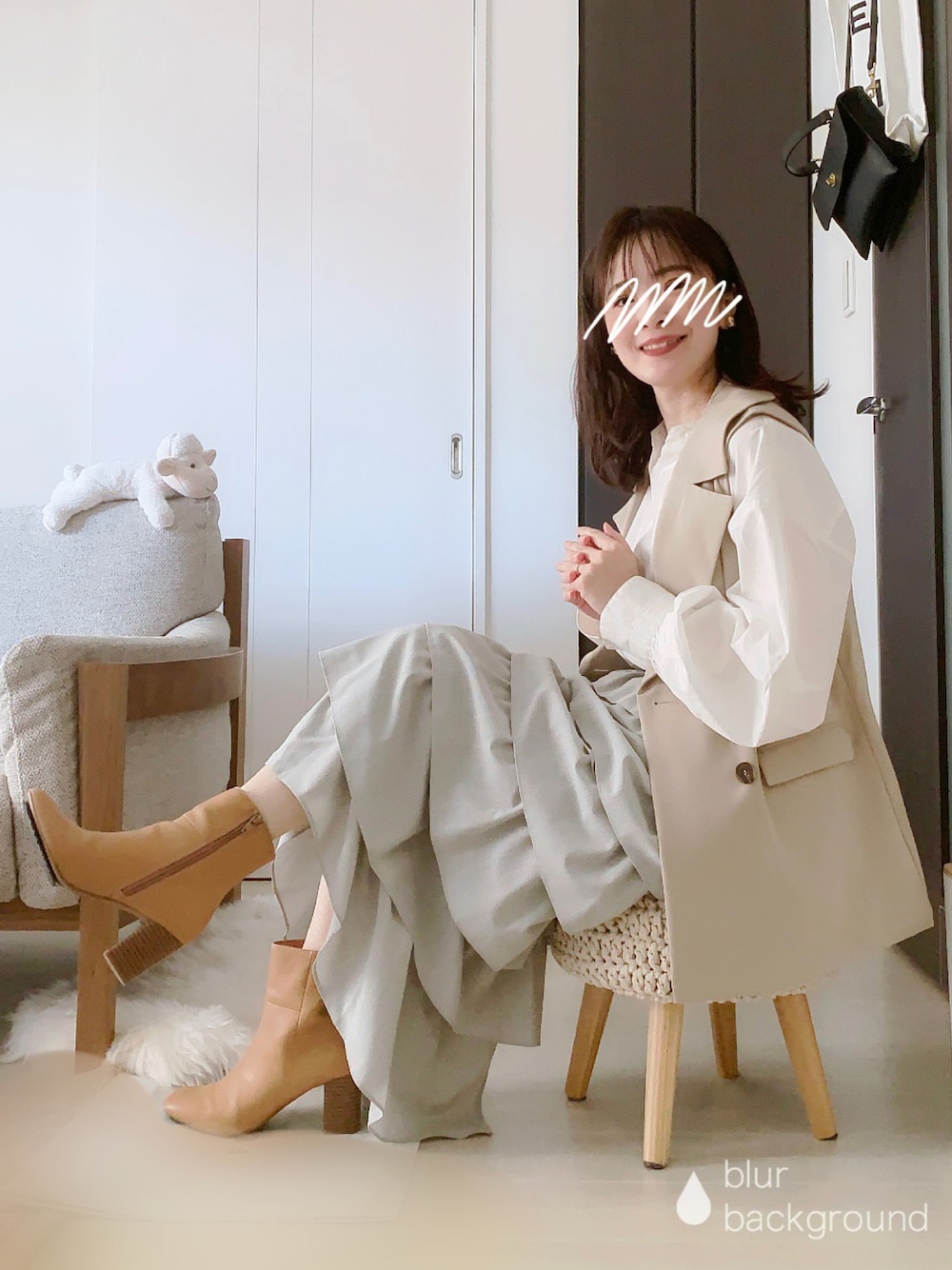 「秋コーデ、淡色コーデ、シンプルコーデ、ティアードスカート、白シャツ、ジレ、大人カジュアル、淡色女子、ショートブーツ、ベスト」｜「Re:EDITのエリップスプチイヤリング（イヤリング、ゴールド系）」を使った、ぱぴさん（レディース・152cm）の秋コーディネートの1枚目の写真