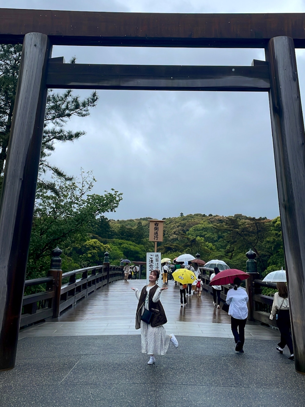「伊勢神宮、雨の日コーデ、ワンピース、トレーナー、スニーカーコーデ」｜「GUのアイテム（ワンピース、ホワイト系）」を使った、ほのかさん（レディース・160cm）の夏コーディネートの1枚目の写真