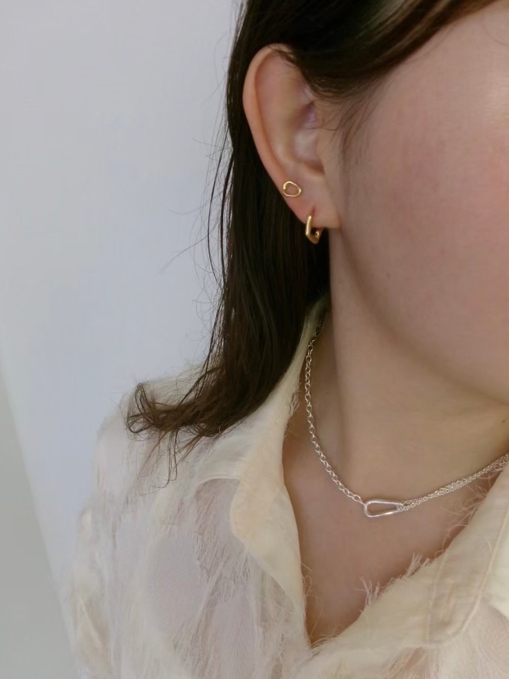 「TEN.の18KGP シェードピアス（ピアス（両耳用）、ゴールド系）」を使った、tanaka miku さん（レディース・167cm）の春コーディネートの1枚目の写真