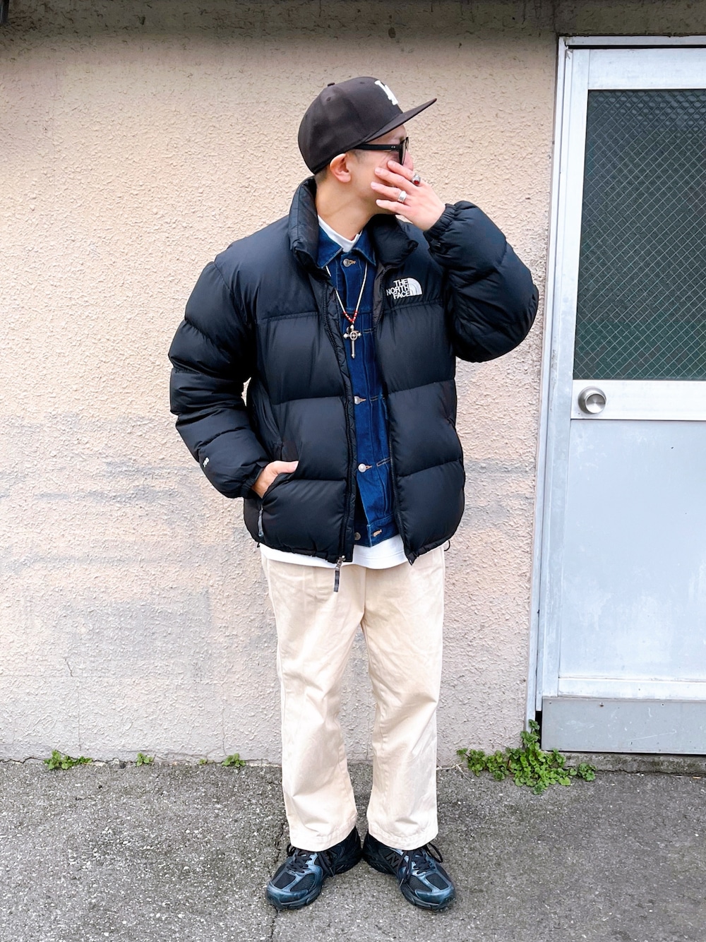 「黒キャップ、NEW ERA、ダウンジャケット、ヌプシ、THE NORTH FACE、デニムジャケット、FREAK’Ｓ STORE、チノパン、UNIQLO、スニーカー、New Balance、休日スタイル、ストリート、アメカジ、古着MIX」｜「NEW ERAのアイテム（キャップ、ブラック系）」を使った、91さん（メンズ・173cm）の冬コーディネートの1枚目の写真