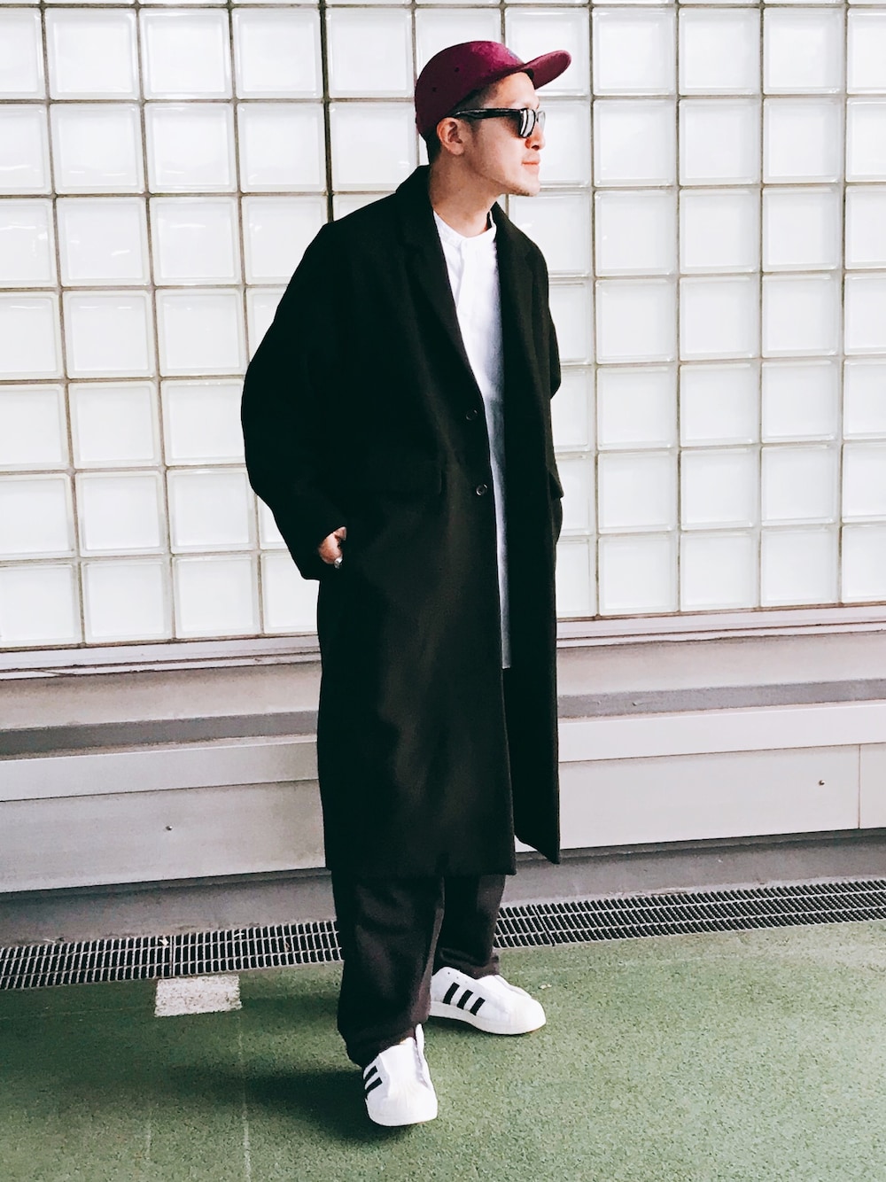 「ジェットキャップ、パープル、モノトーン、コート、ノーカラーシャツ、スーパースター、スウェットギャザーパンツ、UNIQLO、ストリート、スウェットパンツ、白スニーカー、白シャツ、キャップ、ビッグシルエット、UNIQLO U」｜「THE NORTH FACEのザ・ノース・フェイス ファイブパネルキャップ（キャップ、パープル系）」を使った、91さん（メンズ・173cm）の冬コーディネートの1枚目の写真