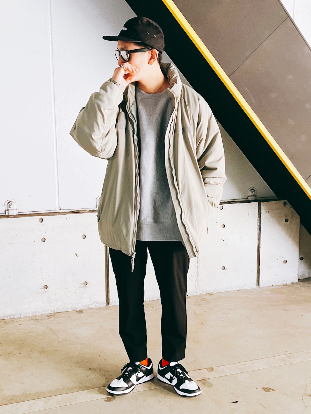 「キャップ、ジェットキャップ、supreme、ミリタリージャケット、level7、ECWCS、スウェット、スラックス、GU、オレンジ、NIKE、dunk、ストリート、古着MIX、streetstyle」｜「Supreme のアイテム（キャップ、ブラック系）」を使った、91さん（メンズ・173cm）の冬コーディネートの1枚目の写真