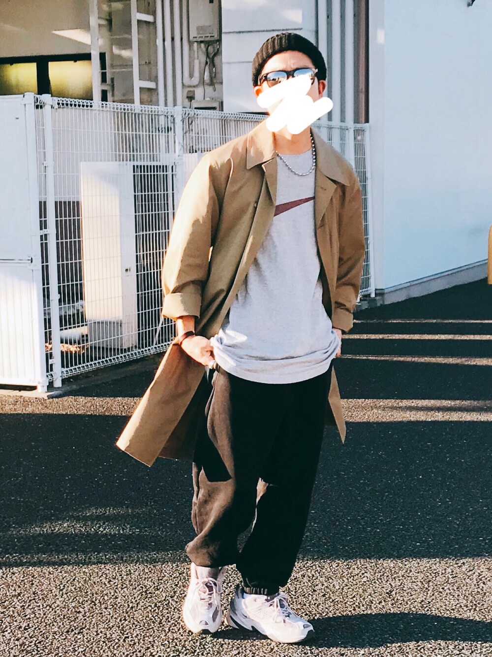 「古着、スウェットパンツ、NIKE、ニット帽、ステンカラーコート、UNIQLO、ストリート、スニーカーコーデ、GU、ナイキスニーカー、古着MIX、UNIQLO U、未来のWEARISTAプロジェクト」｜「HIGHLAND 2000のHIGHLAND 2000/ハイランド 2000/ニットキャップ -BOB CAP-（ニットキャップ/ビーニー、ブラック系）」を使った、91さん（メンズ・173cm）の冬コーディネートの1枚目の写真