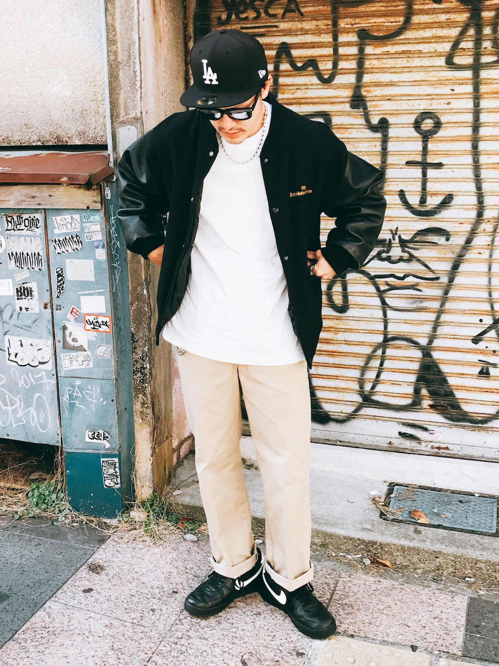 「スタジャン、NIKE、チノパン、キャップ、ストリート、Dickies、NEW ERA、オーバーサイズ、ユニクロ、古着MIX、ロールアップ、ワークパンツ、エアフォースワン、未来のWEARISTAプロジェクト、休日スタイル」｜「NEW ERAのアイテム（キャップ、ブラック系）」を使った、91さん（メンズ・173cm）の秋コーディネートの1枚目の写真