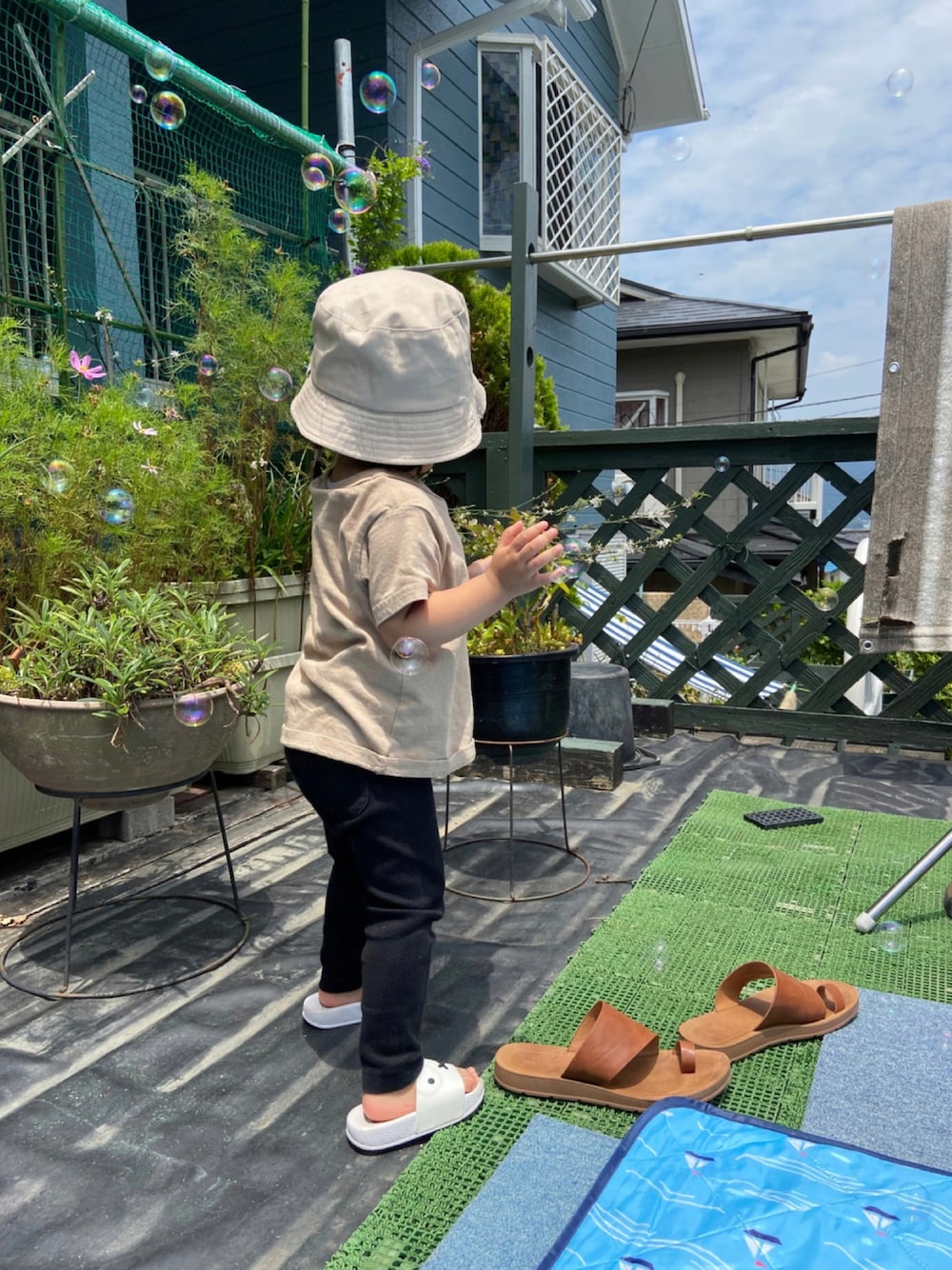 「キッズコーデ」｜「POLO RALPH LAURENのアイテム（Tシャツ/カットソー、ベージュ系）」を使った、EMA.ENA Daddyさん（キッズ・100cm）の秋コーディネートの1枚目の写真