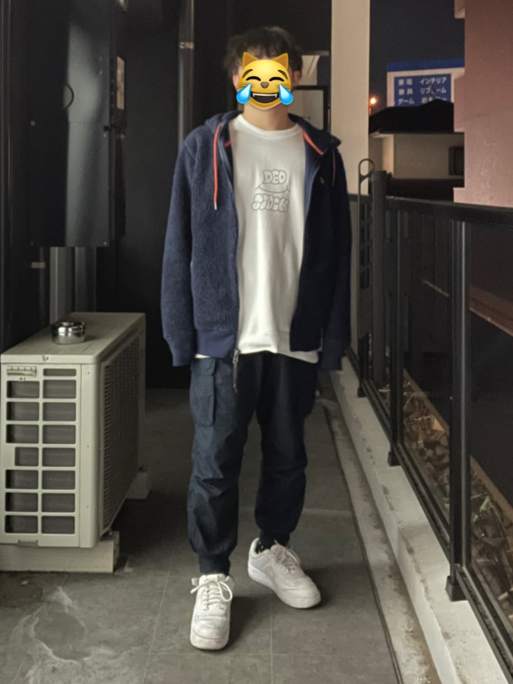 「スエット、ボアパーカー、ボア、カーゴパンツ、ジョガーパンツ、AIR FORCE 1、ストリート、同系色コーデ、青、おしゃれさんと繋がりたい、冬アウター、ストリートコーデ」｜「dedstockのアイテム（スウェット、ホワイト系）」を使った、ysssさん（メンズ・165cm）の冬コーディネートの1枚目の写真